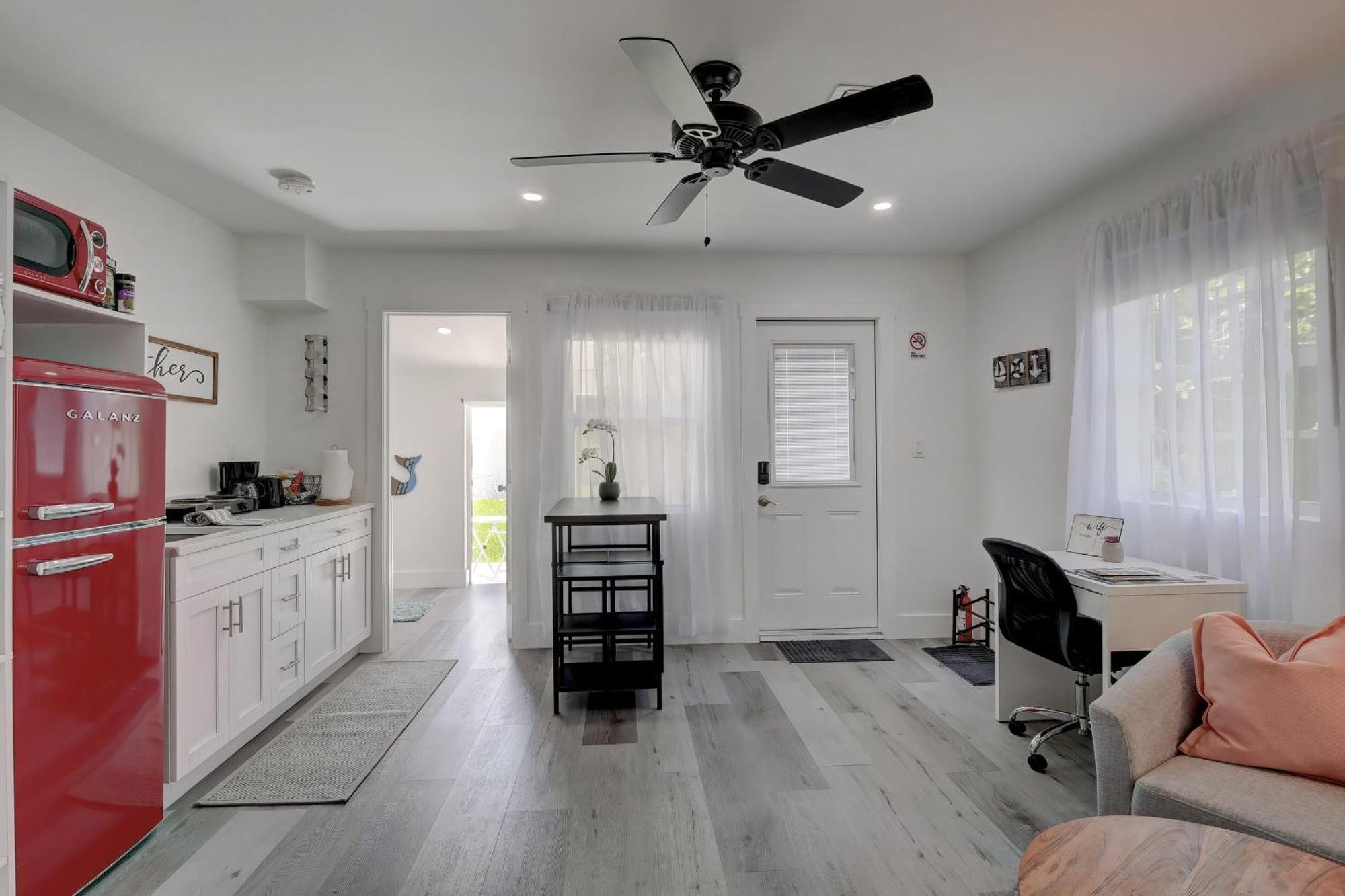 Charming Downtown Retreat With Private Units Villa Bonita Springs Bagian luar foto